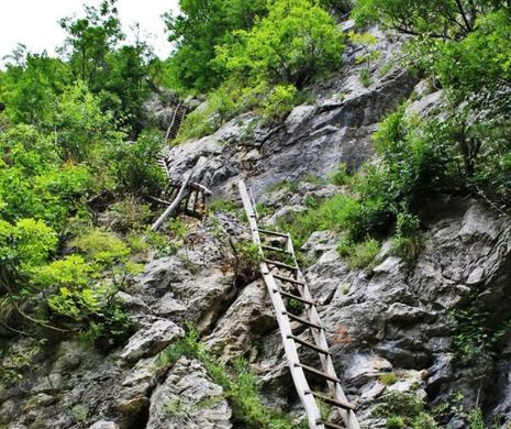 SATELE IZOLATE de dincolo de nori. Ajungi la ele NUMAI DACĂ URCI SCĂRI speciale l Foto galerie cu ROMÂNIA NEŞTIUTĂ