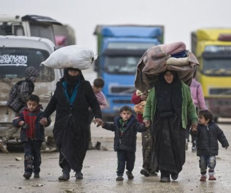 Turcia anunţă că este pregătită să-şi deschidă frontiera pentru “fraţii” sirieni care fug din Alep