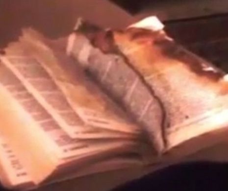 Un DEMON răsfoieşte paginile unei Bibilii care arde? Experţii în paranormal susţin că spiritele au POSEDAT Cartea Sfântă | VIDEO