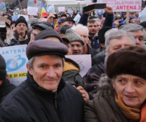 Vedetele Antena 3 şi susţinătorii lor s-au strâns în Piaţa Constituţiei la „întâlnirea publică”