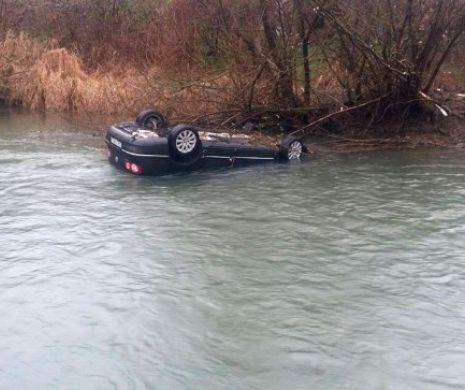 Accident CA-N FILME în Timiș. O mașină a plonjat în aer și a căzut în apă, de la înălțime