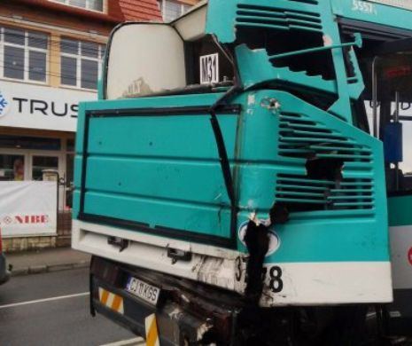 Accident grav în Cluj Napoca. Un autobuz a fost lovit de o cisternă plină cu benzină