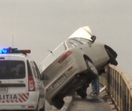 ACCIDENT SPECTACULOS la intrarea în Craiova. APROAPE DE DRAMĂ după ce maşina i-a rămas SUSPENDATĂ l Foto în articol