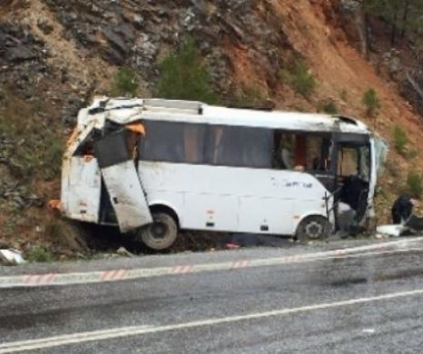 ACCIDENT TERIBIL în Turcia. AU MURIT doi români dintre cei 16 din care SE AFLAU ÎN MICROBUZ