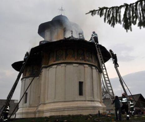 Biserica la care s-au închinat REGII României A LUAT FOC în timpul slujbei. Flăcările au cuprins un MONUMENT ISTORIC din judeţul Argeş