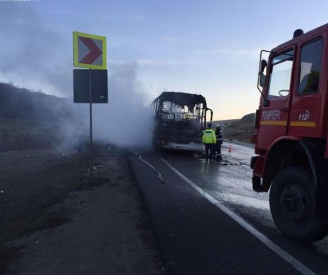 BREAKING NEWS. Un autocar cu pasageri a luat foc în trafic
