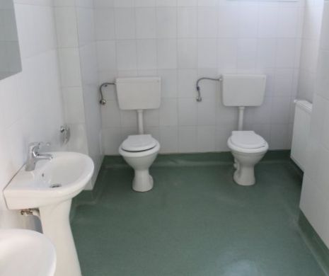 Ca-n filmele cu proști. WC-uri duble în cel mai nou spital din țară