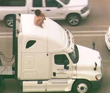 Cel mai bizar gest din câte s-au văzut: a dansat GOALĂ PUŞCĂ pe cabina unui camion. Circulaţia a fost dată peste cap iar incidentul a fost transmis în direct | GALERIE FOTO şi VIDEO