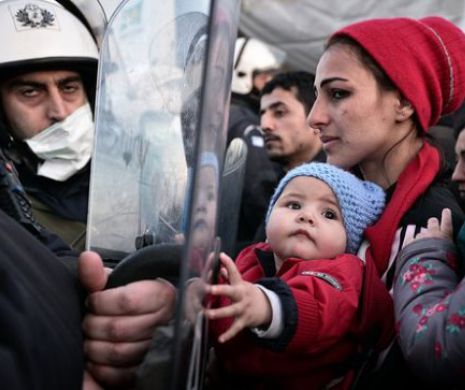DISPERARE în nordul Greciei. Circa 33.000 de imigranţi clandestini sunt blocaţi la frontiera cu Macedonia