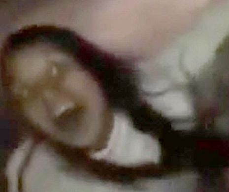 E "POSEDATĂ"! O femeie din Mexic îmbrăcată în alb MÂRÂIE în faţa camerei de luat vederi şi SPERIE un ŞOFER | VIDEO HORROR