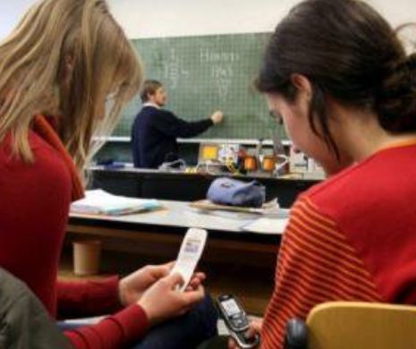 Fără TELEFOANE la orele de curs! Vezi SOLUŢIA profesorilor care va fi curând implementată în ŞCOLI