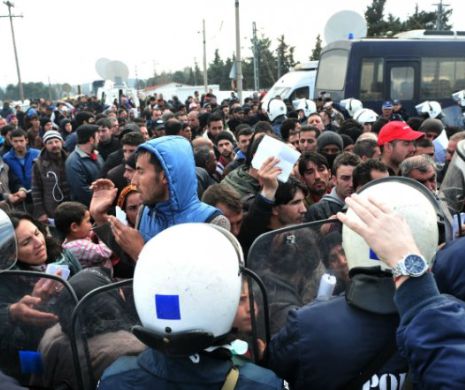 Fierbe nordul Greciei. Migranții au ridicat baraje rutiere la granița cu Macedonia, cerând redeschiderea rutei Balcanilor.