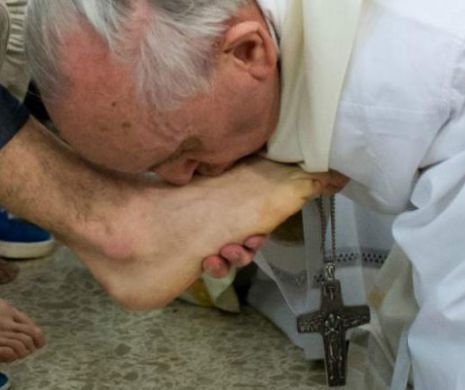 Gest incredibil al Papei în Săptămâna Patimilor. A spălat și sărutat picioarele unor refugiați