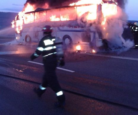 Incendiu puternic la un autocar în Cluj Napoca. Persoanele care se aflau la bord au reușit să se salveze