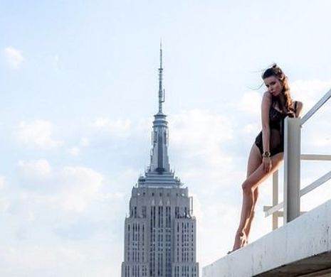 Modele îmbrăcate sumar POZEAZĂ sexy pe marginea celor mai ÎNALTE CLĂDIRI din New York | GALERIE FOTO