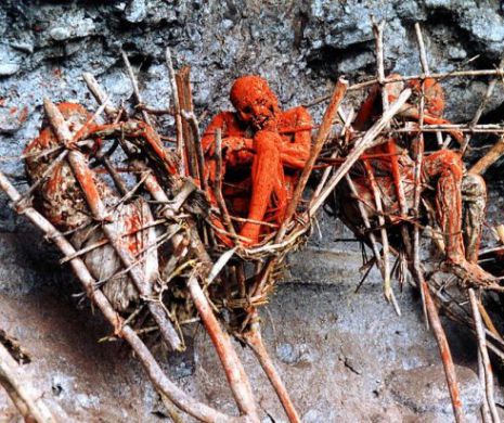 Mumiile agățate de stânci fascinează și oripilează în egală măsură. După ce sunt ”copți”, afumați și deshidratați, morții au voie să privească satul în care au trăit o viață | GALERIE FOTO