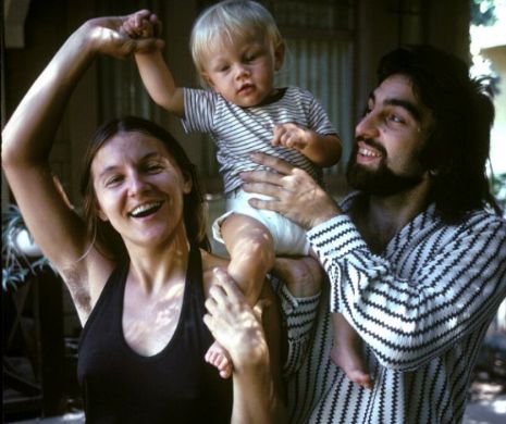 Pămătuful mamei lui Leonardo DiCaprio a încins reţelele de socializare. Internaut: “Ce mama naibi are la subraţ?” GALERIE FOTO