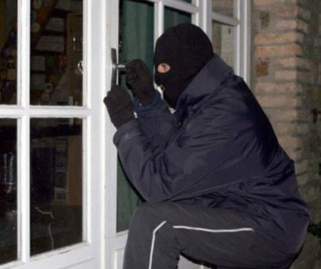 Spărgători de locuințe au fost ARESTAȚI la Cluj. Polițiștii au descoperit un adevărat tezaur acasă la hoți