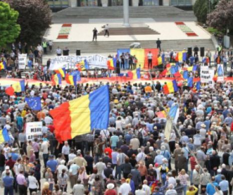 Zeci de mii de persoane participă la un marș unionist la Chișinău