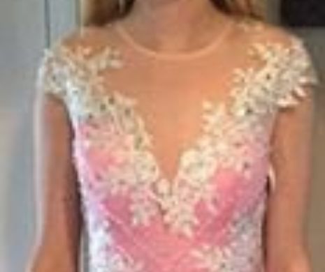 A comandat aceasta rochie de pe internet. Cand a vazut ce i-a venit acasa, a pus imediat pozele pe net. FOTO
