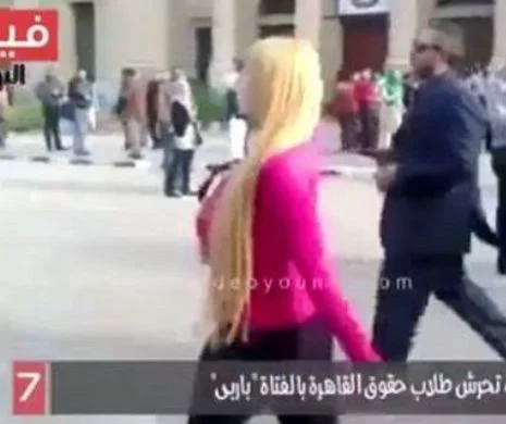 Ce se intampla cand o tanara imbracata in haine stramte intra intr-un campus din Egipt? Reactiile socante ale barbatilor