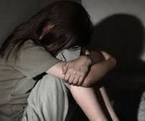 CRUZIME ÎNFIORĂTOARE. O mamă şi-a ţinut fiica de 14 ani în timp ce partenerul ei o viola