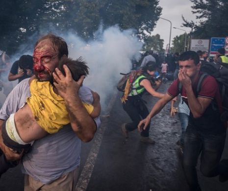 Fotografiile MOMENTULUI care au făcut înconjurul LUMII şi au smuls lacrimi pretutindeni! Momentele INUMANE prin care trec REFUGIAŢII în drumul lor către Europa suprinse de fotografii New York Times