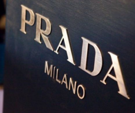 LOVITURĂ pentru brandul Prada. Compania italiană obligată să-şi închidă magazinele şi să-şi ieftinească produsele