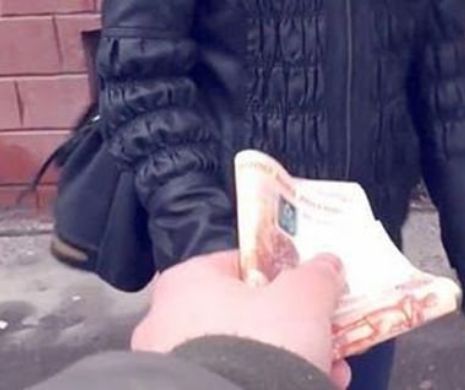 Nepotul unui oligarh rus filmeaza oameni care se umilesc pentru bani in ipostaze socante. Ce face aceasta tanara dupa ce ia bancnotele. VIDEO