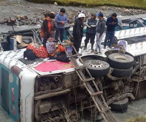 News Alert. Cel puțin 23 de morți după ce un autocar s-a prăbușit într-un râu