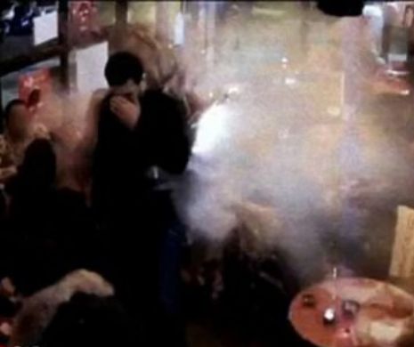 O înregistrare ŞOCANTĂ arată momentul în care unul dintre JIHADIŞTI se ARUNCĂ ÎN AER într-un restaurant în noaptea MASACRULUI de la Paris | VIDEO