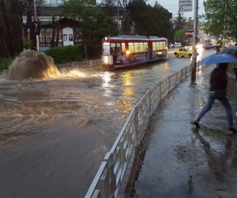 Prăpăd în ESTUl României. Iaşiul, inundat şi paralizat după o furtună puternică | VIDEO