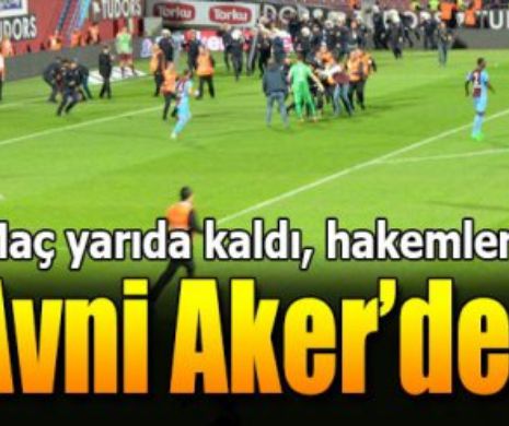 SCENE ŞOCANTE în Turcia. Un suporter a intrat pe teren la meciul Trabzonspor - Fenerbahce şi a bătut un arbitru