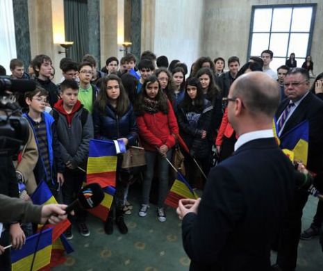 SUPER ÎNTREBĂRI puse de ELEVII care au vizitat Guvernul. CURIOZITĂŢI despre Băsescu, Ponta şi Legea antifumat