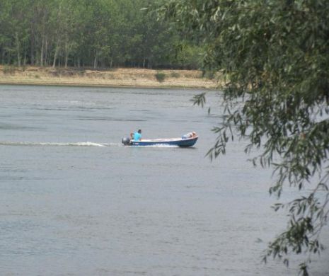 TRAGEDIE în Tulcea. Un tânăr este de NEGĂSIT după ce a sărit să se RĂCOREASCĂ în apele Dunării