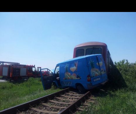 Accident TERIBIL între un tren și un microbuz. Șoferul a fost proiectat prin geam I GALERIE FOTO