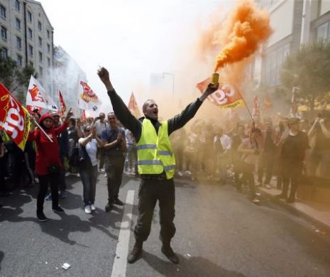 Franța, aruncată în haos după o serie de greve și proteste în marile orașe
