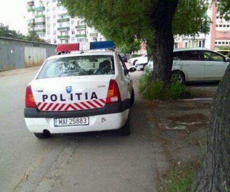 ”Hai, marș”, i-au spus doi polițiști clujeni unei mame din Cluj Napoca care a fost obligată să împingă căruciorul, pe stradă, deoarece trotuarul era ocupat de Logan-ul Poliției