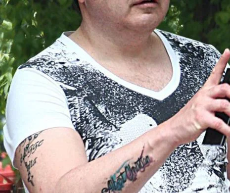 Nu a fost vazut in public niciodata fara camasa! Ce tatuaje are un cunoscut deputat din Romania!