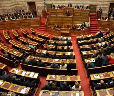 Parlamentul Greciei a ADOPTAT noi MĂSURI DE AUSTERITATE, în ciuda protestelor violente de la Atena