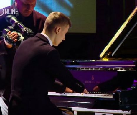 Pianistul fără degete şi-a uluit publicul cu interpretarea sa desăvârşită | VIDEO incredibil