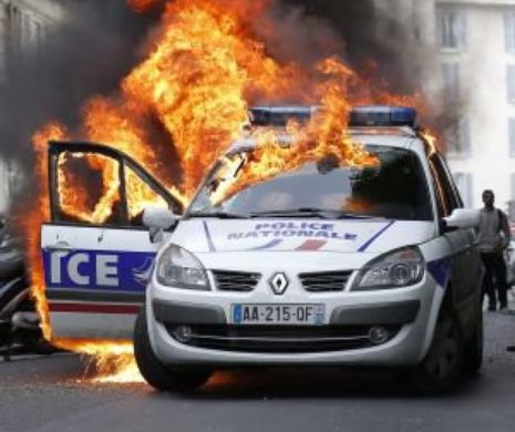 Poliștii-protestatari, atacați în Franța, în plină stradă