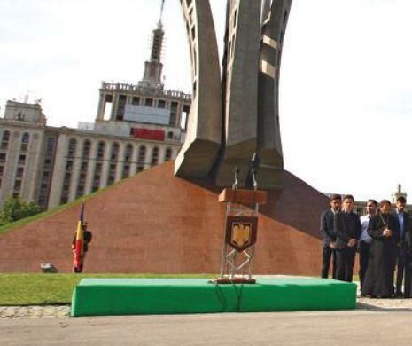 Președintele Iohannis a inaugurat un monument alături de prietenul lui Piedone și un deținut politic
