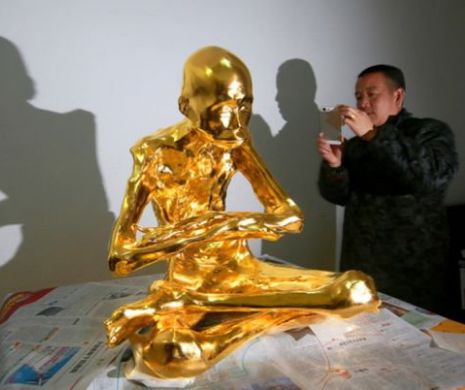 Ritual ŞOCANT în China. Un călugăr budist este MUMIFICAT și ACOPERIT ÎN AUR pentru a "servi drept sursă de inspirație pentru adepții religiei"