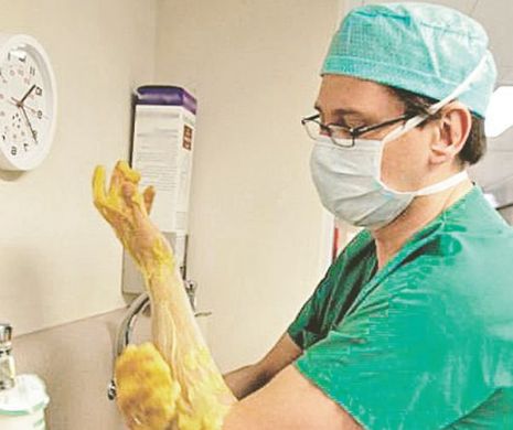 Scandalul dezinfectanților. Spovedania unui manager de spital din București: „Am uns mâinile chirurgilor mei cu dezinfectantul din dotare. Au sărit ca arși”