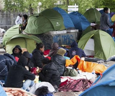 Tabără de imigranţi EVACUATĂ din nordul Parisului. Francezii sunt de NEÎNDUPLECAT
