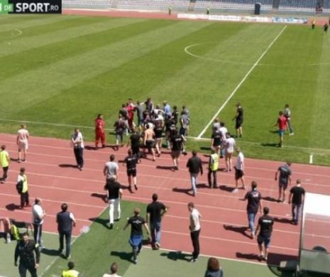 TENSIUNE URIAŞĂ la Cluj. Suporterii au intrat pe teren cu beţele de la steaguri şi au vrut să rupă tricourile jucătorilor
