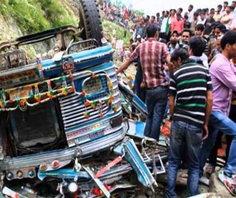 Un autocar a sărit de pe un pod, încercând să evite o motocicletă: 13 morţi şi 53 de răniţi