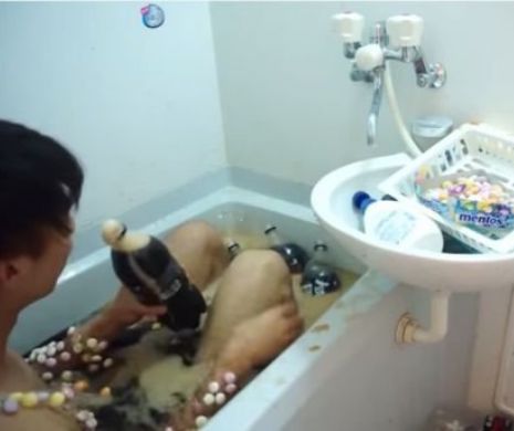 Un bărbat s-a ACOPERIT cu bomboane METOS şi a sărit într-o cadă plină cu COLA . Nu-ţi va veni să crezi ce se întâmplă | VIDEO