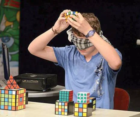 VIDEO. ROMÂNUL care a dat pe spate "Britanicii au talent", rezolvând TREI cuburi Rubik LEGAT LA OCHI